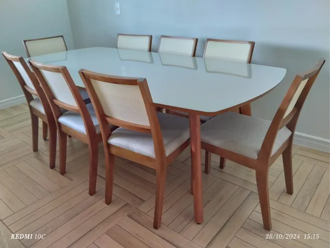 Mesa resistente de madeira 