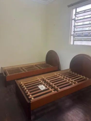 Cama de madeira solteiro