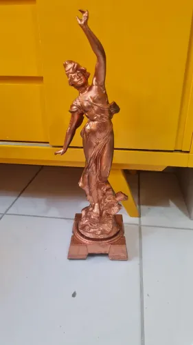 Estátua de bronze +de 5 kilos.