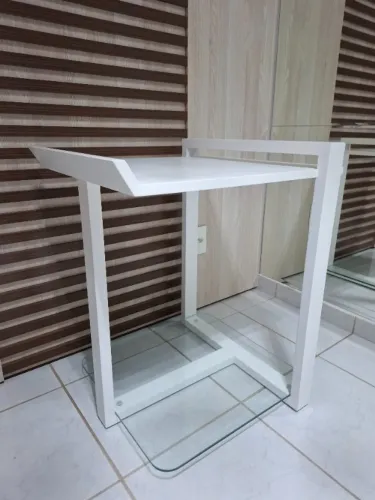 Mesa de Apoio / Aparador Branco com Prateleira de Vidro