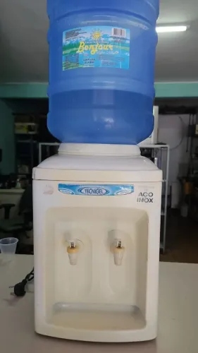 Bebedouro de garrafão Água gelada e natural