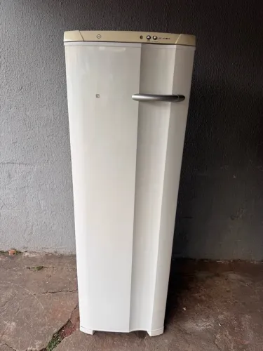 Freezer Electrolux vertical gelo seco
