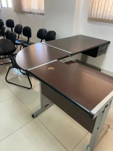Mesa para escritório em L com gaveteiro - Cor madeira escura