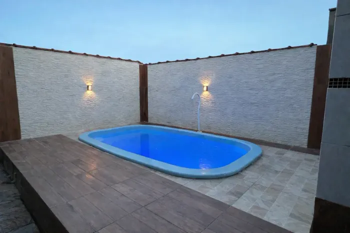 Casa à 700m da praia, com piscina, churrasqueira, mesa de bilhar e ping pong em Itanhaem