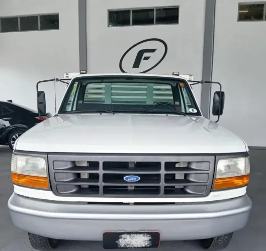 F 4000 COM CARROCERIA PARCELADO