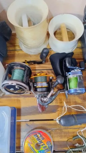 Vendo material de pesca muito bem conservado 