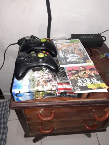 Vendo Xbox 360 com luz vermelha, com HD interno com jogos dois controles +2 jogos 