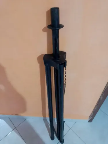 Tripé pedestal caixa alta