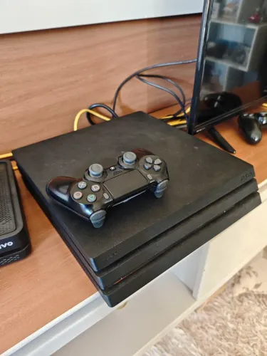PlayStation 4 pro 1Tb + controle + 2 jogos