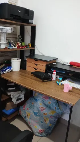 Mesa com prateleira