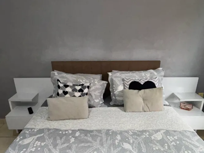 Cabeceira de casal com 2 criados- mudos. Moderna e elegante