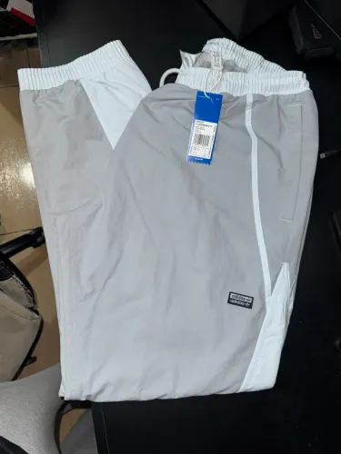 CALÇA ADIDAS - R.Y.V. V-LINE WOVEN TP