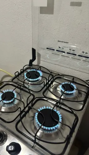 Fogão Brastemp Clean 4 bocas em inox, com forno e timer digital.