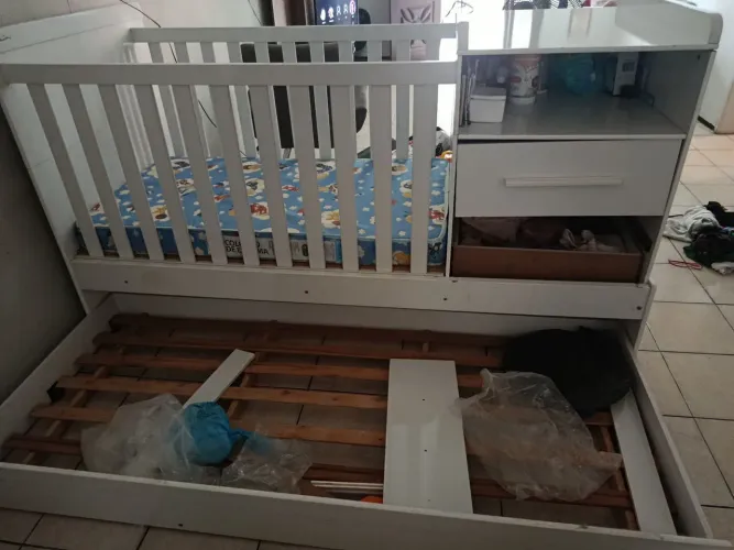 BERÇO COM CÔMODA E CAMA AUXILIAR