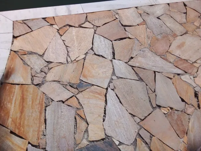 Parede ou fachada, e busca um revestimento rústico pedra são Tomé mesclado amarelo