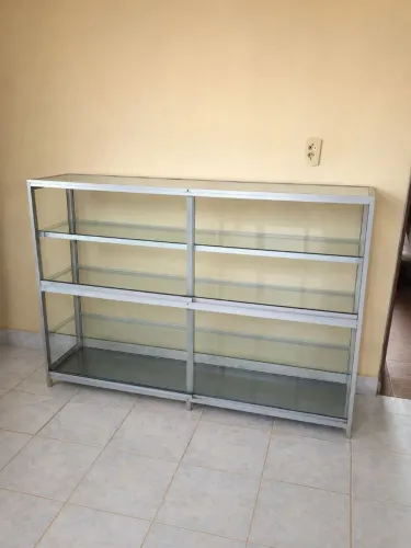 Vitrine expositora de vidro com estrutura em alumínio e portas de correr.