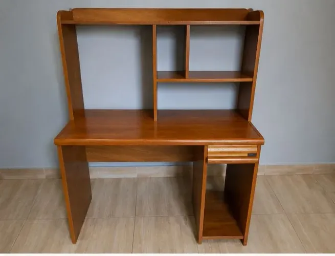Mesa com estante para estudo/escritório em boas condições semi novo.