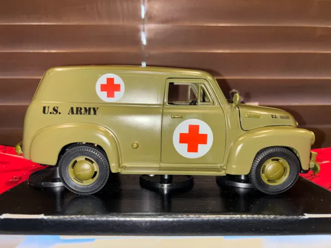 GMC PANEL TRUCK - 1:18 - MIRA  - metal e partes em plástico ! 