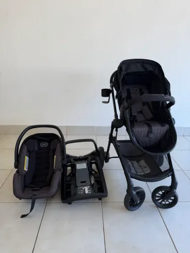 Carrinho Moisés com bebê conforto