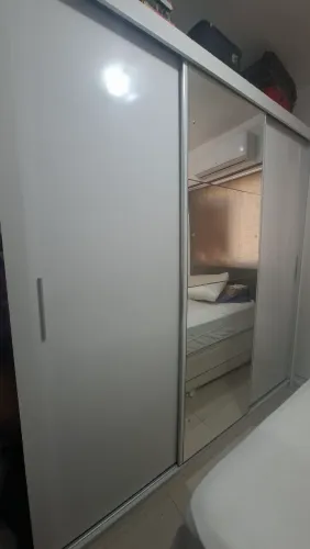 Guarda-Roupa Branco com Espelho e Portas de Correr