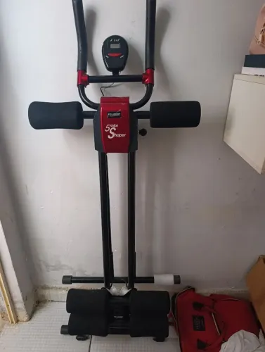 Vendo uma máquina de fazer abdominal e um painel de tv 