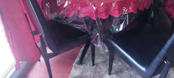 vendo uma linda mesa com 4 cadeiras com assento de mola .obs .uma precisa de reparo 