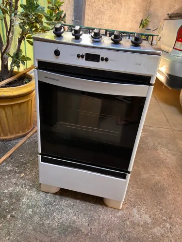 Fogão Brastemp de 4 bocas com acendimento automático e timer digital