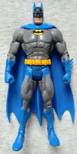 action figure dc universe clássico Batman azul e cinza 16cm