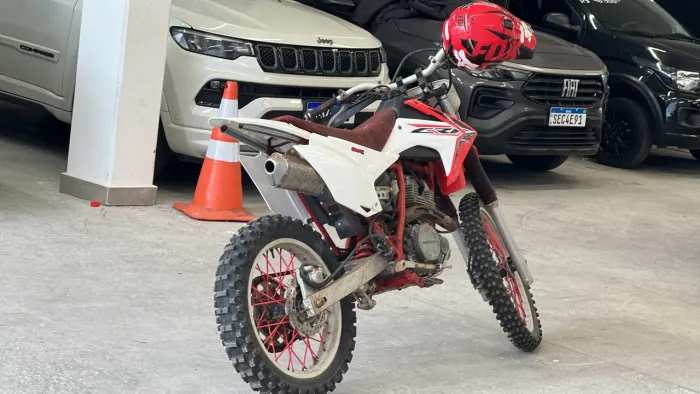 XR200 com a roupa da CRF