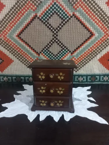 Caixinha de madeira cômoda porta-joias vintage antigo