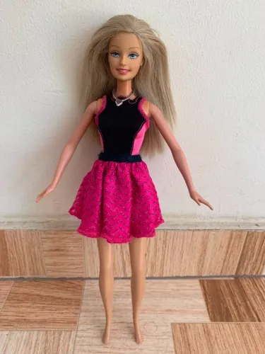 Boneca Barbie vestido preto e rosa 