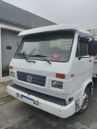 Caminhão carroceria 8/140