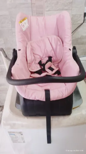 Bebê conforto Galzerano com base de fixação rápida.