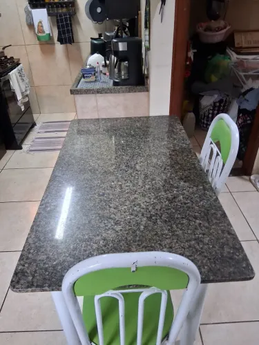 Vendo uma mesa de granito com 4 cadeiras 