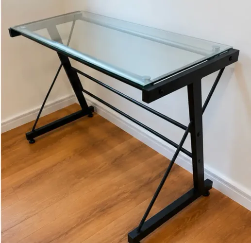 Mesa / Escrivaninha Tok&Stok de vidro com estrutura preta