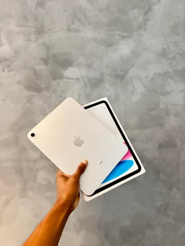 iPad 10 única dona, com caixa e teclado 