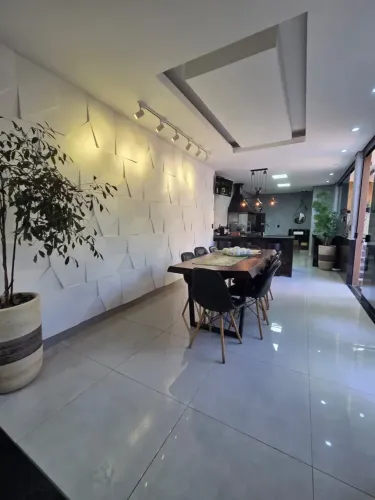 Excelente casa à venda no Condomínio Chácara das Palmeiras Imperiais.