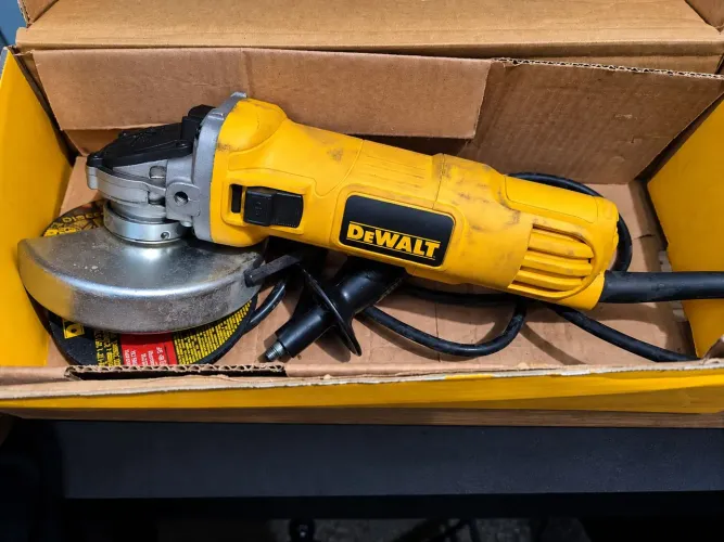 Esmerilhadeira Dewalt seminova com algumas marcas de uso, modelo DWE4020 800W