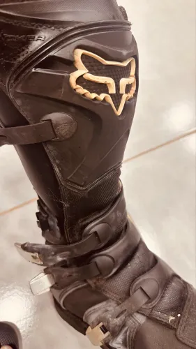 Bota trilha Fox muito nova. Tamanho 43/44