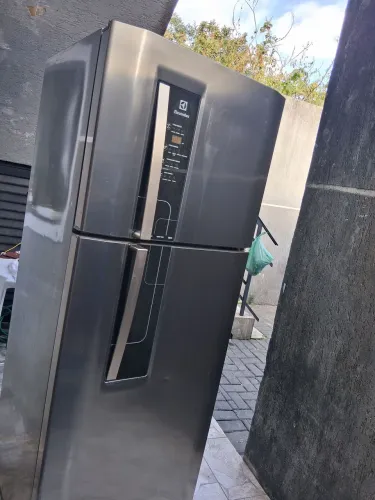 Linda Geladeira inox usada entrego 427 litros