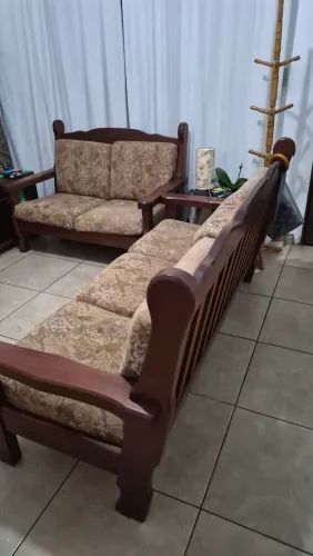 Sofá 3 e 2 lugares de madeira maciça