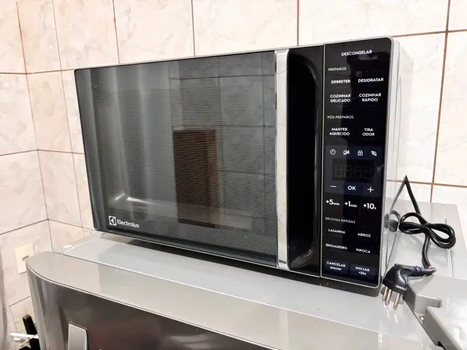 Microondas Electrolux 23 litros prata