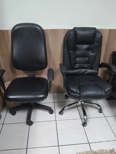 duas cadeira para escritório