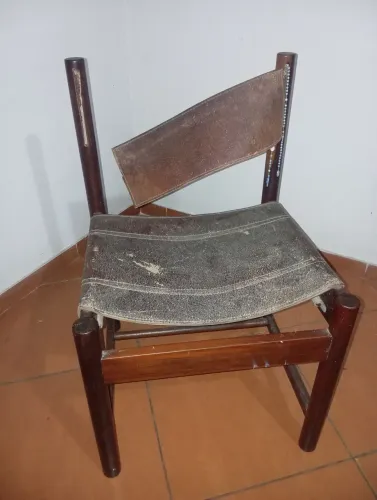 Cadeira de madeira com forro de couro