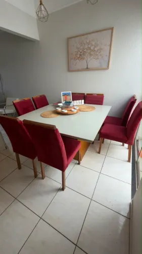 Vende-se mesa com 8 cadeiras