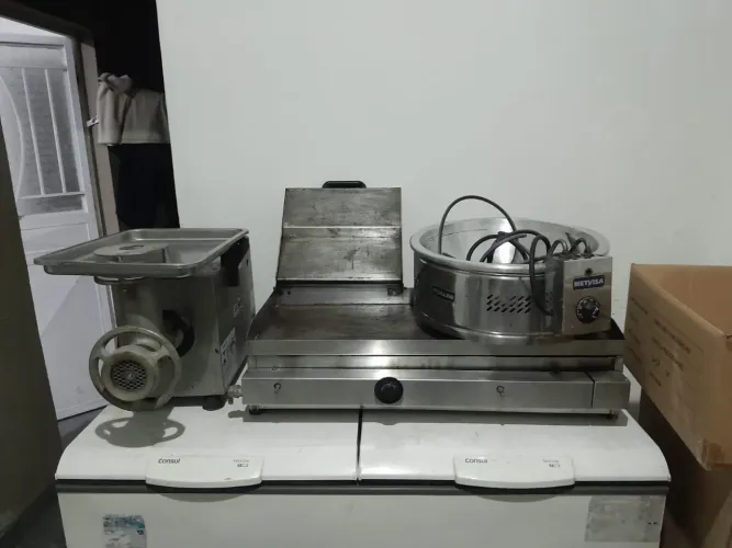 Vende-se moedor de carne, fritadeira elétrica e chapa de lanchonete