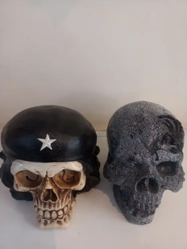 Duas caveiras decorativas pintada a mão