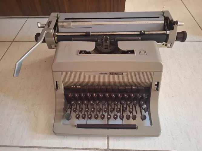 Máquina de escrever OLIVETTI modelo LINEA88