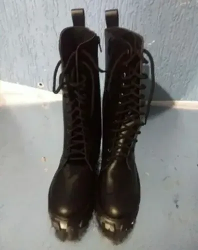 Bota de couro número 37