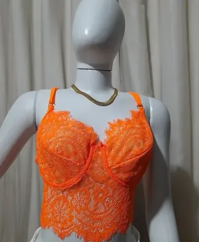 Cropped em renda na cor laranja.